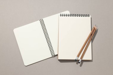 Açık arkaplanda kalem bulunan defterleri aç