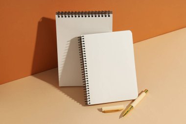 Not defterlerini hafif arkaplanda kalemlerle birlikte aç
