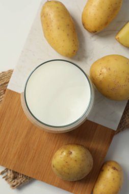 Patates sütü, taze ve sağlıklı içecek konsepti.