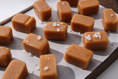 Tahtadaki tuzlu karamel küpleri.