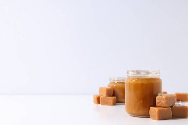 Kavanozda karamel ve tuzlu karamel.