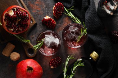 Koyu arkaplanda taze nar ve kırmızı kokteyl.