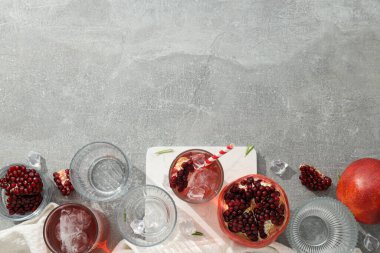 Beyaz arka planda taze nar ve kırmızı kokteyl.