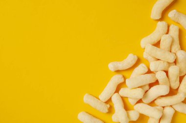 Mısır çubukları, lezzetli atıştırmalık konsepti.