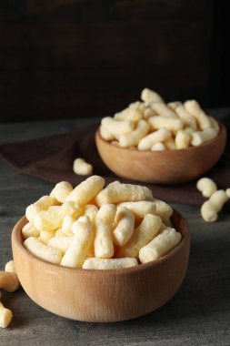 Mısır çubukları, lezzetli atıştırmalık konsepti.