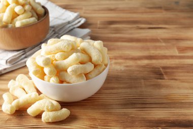 Mısır çubukları, lezzetli atıştırmalık konsepti.