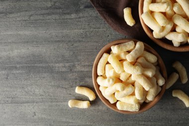 Mısır çubukları, lezzetli atıştırmalık konsepti.