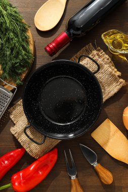 Yemek yapmak için bir tava, malzemelerle birlikte..