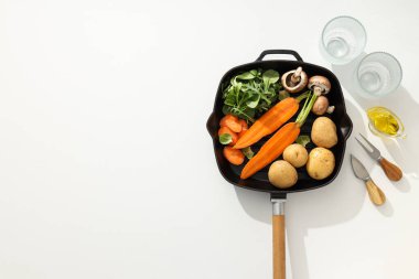 Yemek yapmak için bir tava, malzemelerle birlikte..