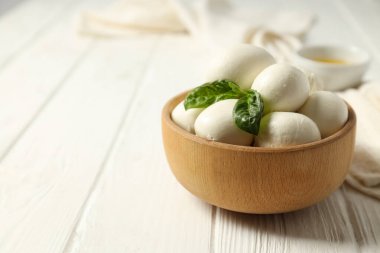 Mozzarella ve fesleğen ahşap arka planda, metin için boşluk