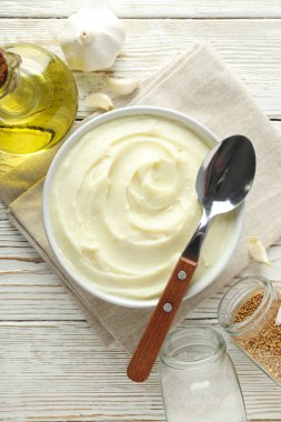 Kasede patates püresi, ahşap arka planda bir şişe yağ ve baharat.