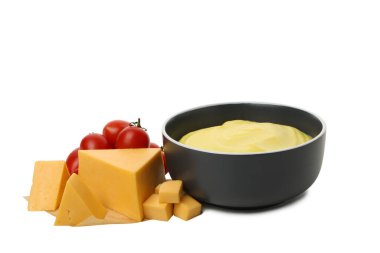 PNG, domatesli peynir kasesi çorbası, beyaz arka planda izole edilmiş.