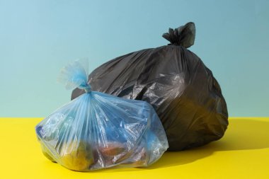 Mavi arka planda çöp torbaları