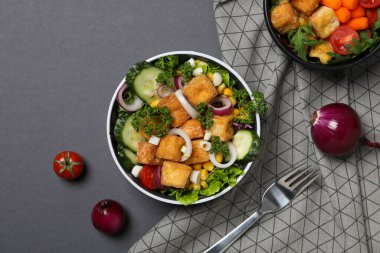 Kavanozda kızarmış tofu salatası.