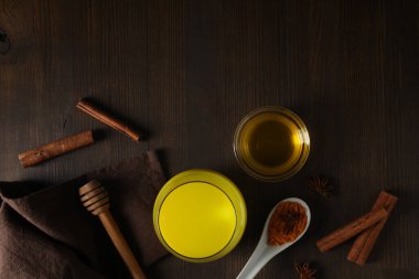 Ay ya da zerdeçal sütü, lezzetli içecek kavramı