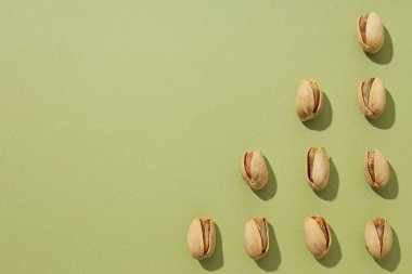 Fıstıklar, yeşil arka planda, üst manzara.