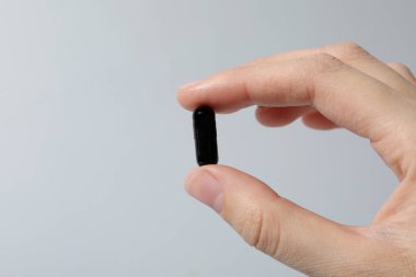 Hafif arkaplanda, aktif karbon tabletleri var..