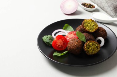 Falafel tabakta, arka planda..