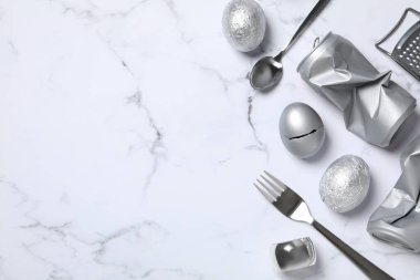 Mermer zemin üzerinde gümüş renkli nesneler, metin için boşluk