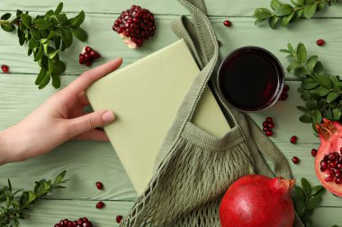 Yeşil arka planda taze nar suyu ve nar suyu.