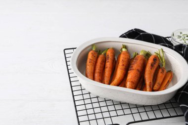 Kızarmış havuç, lezzetli kızarmış yiyecek kavramı.