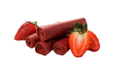 Beyaz arka planda izole edilmiş PNG, kırmızı rulo meyve pastilleri ve çilekler.