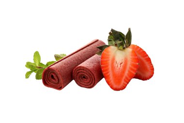 PNG, kırmızı rulo meyveli pastil ve beyaz arka planda izole edilmiş iki yarım çilek.