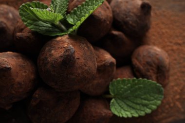 Çikolatalı trüf, lezzetli tatlı yemek konsepti.