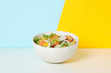 Hafif arkaplanda kızarmış tofu salatası.