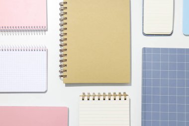 Farklı defterler beyaz arkaplanda yatar