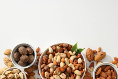 Beyaz arka planda çeşitli fındıklar