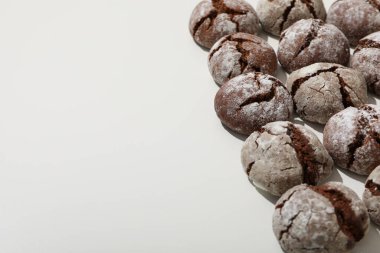 Hafif arka planda iştah açıcı Grinkle kurabiyeleri.