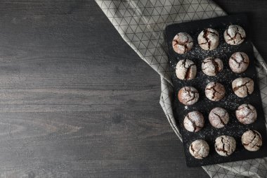 Siyah, taş bir tahtanın üzerinde lezzetli öğütülmüş kurabiyeler.