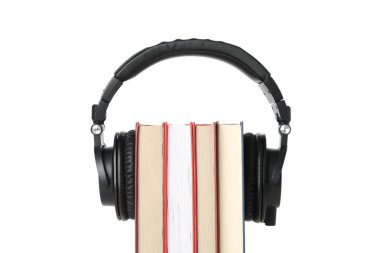 PNG, modern kulaklıklı kitaplar, beyaz arka planda izole edilmiş..