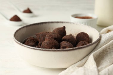 Çikolatalı trüf, lezzetli tatlı yemek konsepti.