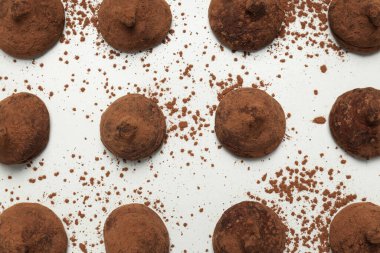 Çikolatalı trüf, lezzetli tatlı yemek konsepti.