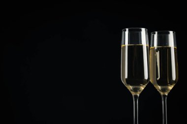 Siyah arka planda şampanya bardakları
