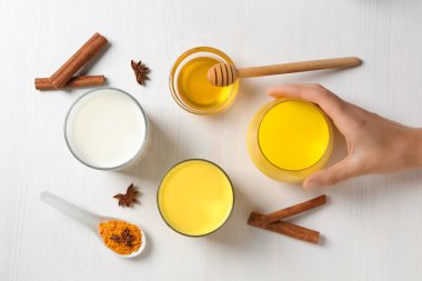 Ay sütü, zerdeçal içeren süt, farklı içecek kavramı.