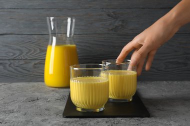 Ay sütü, zerdeçal içeren süt, farklı içecek kavramı.