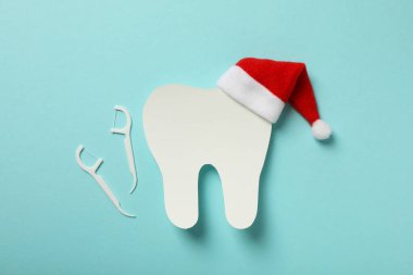 Etrafta Noel aksesuarları olan dişler, düz yatış..