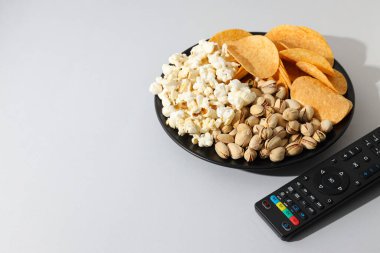 Cips ve patlamış mısır uzaktan kumandalı bir kasede.