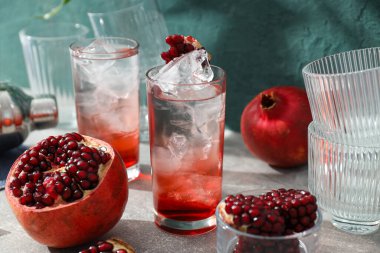 Masada nar suyu ve buz küplü kokteyl.