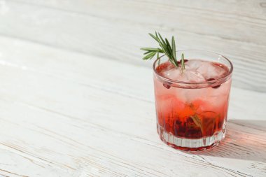 Beyaz arka planda taze nar ve kırmızı kokteyl.