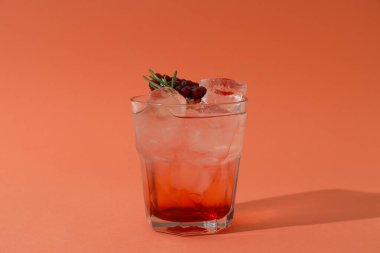 Masada taze nar ve kırmızı kokteyl.