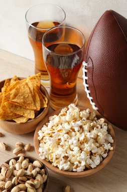Atıştırmalıklı bira ve rugby topu.