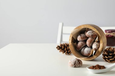 Hafif bir arka planda, tabakta leziz kırışık kurabiyeler..