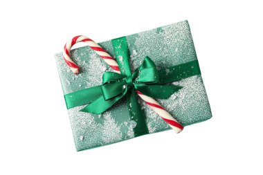 Mutlu yıllar, yeşil yay ve çizgili lolipop üst görüşlü yeşil hediye kutusu. Üretici yapay zeka teknolojisi PNG ile yaratıldı.