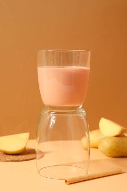 Patates sütü, taze ve sağlıklı içecek konsepti.