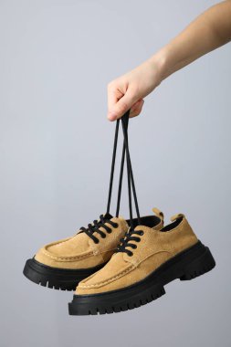 Kalın tabanlı şık çizmeler.