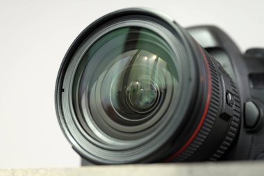 Fotoğraf stüdyosundaki profesyonel fotoğrafçının kamerası..